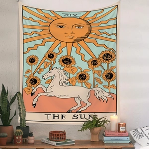 Detailansicht des Tarot-Wandteppichs Die Sonne mit Sonnen- und Sonnenblumenmuster an weißer Wand