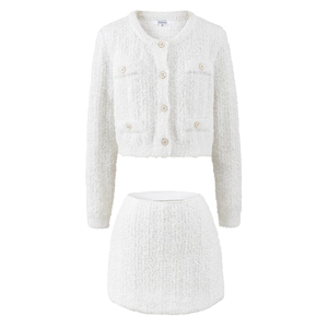 Completo due pezzi in tweed bianco con giacca corta a maniche lunghe e minigonna coordinata
