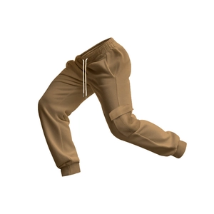 Details von khakifarbener Fleece-Cargo-Jogginghose mit Seitentaschen und Kordelzug