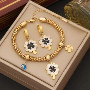 Golden double-layer clover jewelry set with beaded bracelet and earrings in a beige box