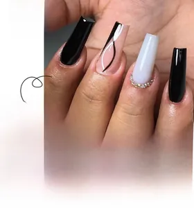 Détail de faux ongles ballerine longs avec lignes noires et cristaux brillants