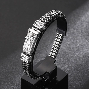 Détail macro du bracelet en acier inoxydable pour hommes avec plaque croix gravée