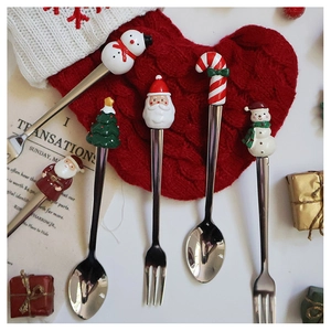 Gros plan de cuillères et fourchettes de Noël en acier 304 avec décors festifs en résine