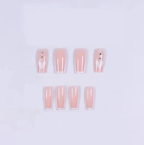 Faux ongles français classiques blancs avec motifs de cœur et strass de forme carrée