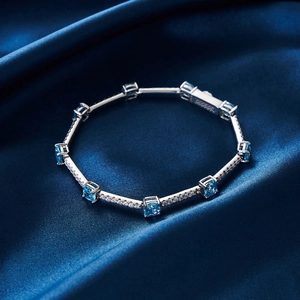 Vue macro de pierres précieuses rectangulaires bleu clair sur bracelet en argent