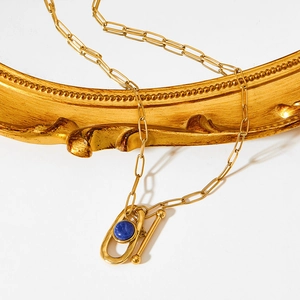 Collier égyptien doré avec pendentif en lapis-lazuli et fermoir à bascule style vintage