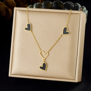 Collana Con Ciondolo A Cuore In Acciaio Inossidabile Placcato Oro Per Donna Design Di Nicchia Cuori In Smalto Nero Catena Con Nappa