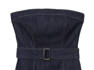 Détail d'un haut bustier en jean bleu foncé avec ceinture ajustable et boucle dorée