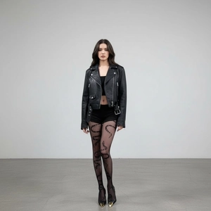 Gros plan sur un collant résille noir à motif serpent avec escarpins et veste en cuir