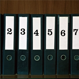 Gros plan d'autocollants numérotés 2 à 7 en vinyle imperméable sur des classeurs noirs