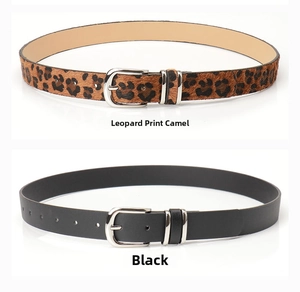 Detalle de cinturones finos de leopardo y negro mate con hebillas plateadas pulidas