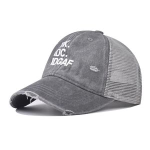 Cappellino trucker grigio sbiadito con scritta IDK IDC IDGAF e retro a rete traspirante