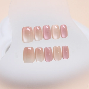 Faux ongles dégradés oeil de chat rose de forme ballerine courte sur support blanc