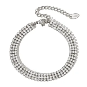Détail du bracelet rivière à trois rangées de strass, largeur 6 mm et étiquette S.steel
