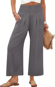 Gros plan sur la taille haute élastique et la poche latérale du pantalon gris