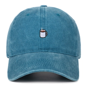 Dettaglio del ricamo di una tazza di caffè su un cappellino da baseball in cotone lavato blu