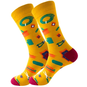 Gelbe und burgunderrote Socken mit Gartenmotiven wie Handschuhen und Werkzeugen