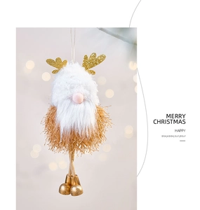 Détail du gnome de Noël avec chapeau en peluche blanc, bois dorés et petites cloches