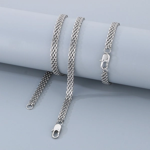 Collier chaîne maille tissée 6mm en acier inoxydable argenté pour homme sur support
