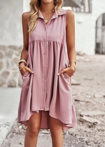 Détail de la robe rose sans manches avec boutons et poches fonctionnelles sur le devant