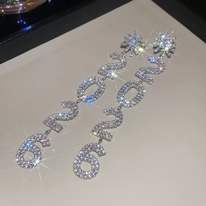 Gros plan sur des boucles d'oreilles étoiles étincelantes avec longs pendentifs et strass