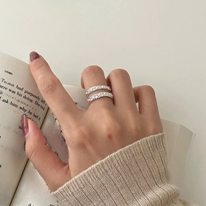 Detail of 925 silver double layer chain ring worn by model with minimalist style