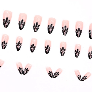 Faux ongles amande longs rose pâle avec motifs de pétales noirs abstraits chic