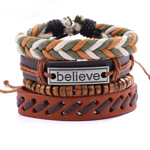 Détail lot de 4 bracelets homme superposables en cuir et perles avec breloque Believe