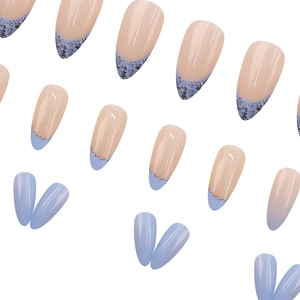 Unghie finte French blu forma a mandorla lunga con dettagli glitterati argento
