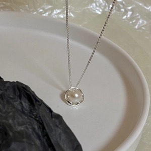 Close-up of a lustrous freshwater pearl pendant on a S925 silver minimalist chain