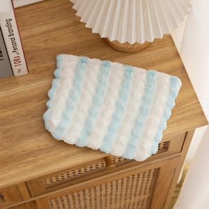 Neceser de maquillaje acolchado a rayas azules y blancas de tela seersucker suave