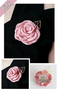 Vue détaillée du corsage rose en soie avec feuilles dorées et double attache épingle