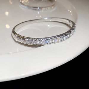 Détail d'un bracelet ouvert en argent avec zircons étincelants et bordure en corde torsadée