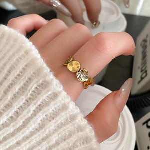 Detail eines vintage vergoldeten Rings mit gehämmerten Scheiben, getragen am Zeigefinger