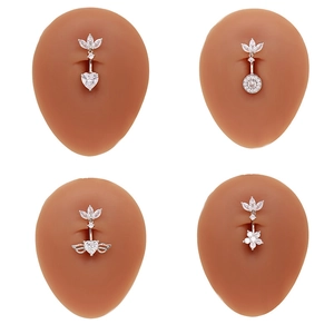 Détails de piercings de nombril en zircon cœur et rond sur modèle en silicone