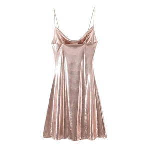 Detalle de minivestido rosa metalizado con cuello desbocado y tirantes muy finos