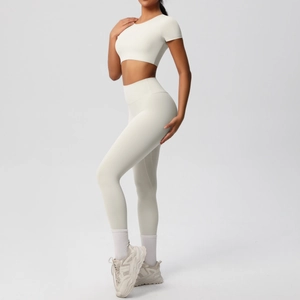 Détail d'un legging sans couture à taille haute et ensemble de yoga court blanc crème