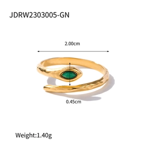 Detailansicht des gehämmerten Goldschlangenrings mit grünem marquise-geschliffenem Stein