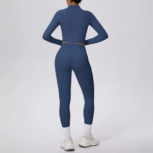 Vue arrière d'un ensemble de yoga bleu marine taille haute en tissu stretch moulant