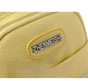 Dettaglio in pelle giallo chiaro con motivo litchi e logo in metallo argentato sul borsello