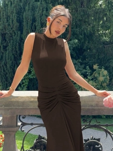 Elegantes dunkelbraunes ärmelloses Kleid mit Raffung an der Taille und Schlitz am Rücken