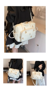 Sac à langer matelassé avec broderie ours, poche zippée avant et poignées de transport