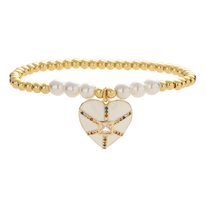 Dettaglio di bracciale con perle, grani dorati e ciondolo a cuore smaltato con gemme colorate