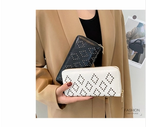 Details von Niet-Ledergeldbörsen in Schwarz und Beige mit goldenem Reißverschluss