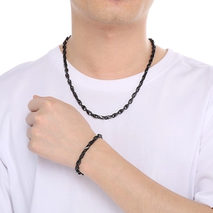 Nahaufnahme von schwarzer S-Gliederkette und Armband Set an einem Model getragen