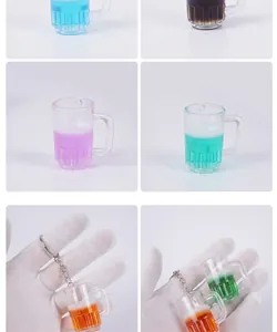 Détail macro du porte-clés mini chope de bière avec liquide et mesure à la main