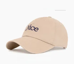 Dettaglio del logo Nice ricamato in blu su un cappellino da baseball in cotone kaki