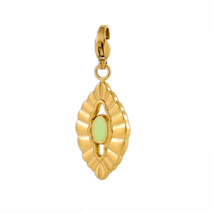 Vue macro du pendentif ovale plaqué or avec émail vert clair et fermoir mousqueton
