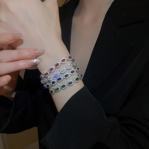 Vue détaillée des bracelets en zircon ovale de différentes couleurs avec fermoir coulissant