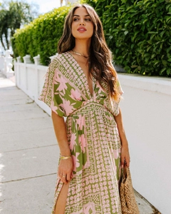 Détail de robe d'été bohème à imprimé fleuri, col en V profond et fente latérale